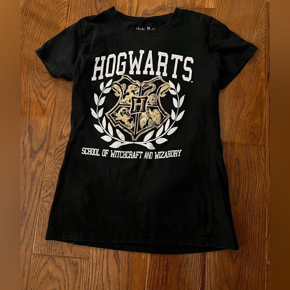 Girls size M Hogwarts school or witchcraft and wizardry black t shirt